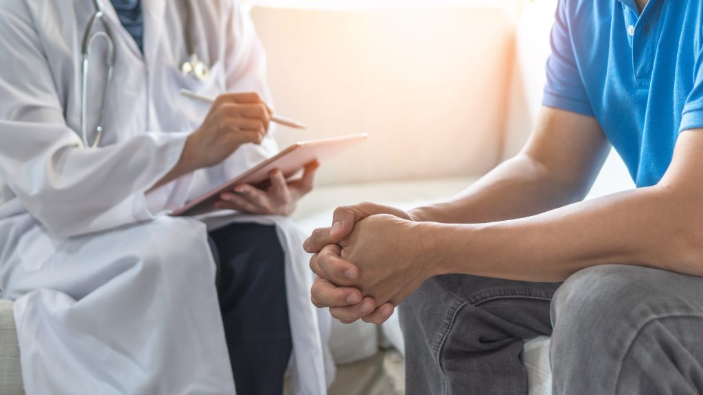 Arzt und Patient besprechen die Prostatauntersuchung